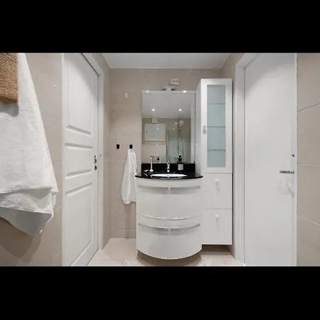 Bright And Modern Close To The Center! 2 Bedroom * 베르겐