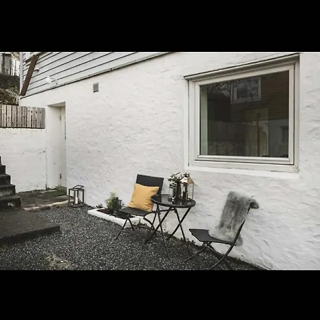 Bright And Modern Close To The Center! 2 Bedroom Apartment *