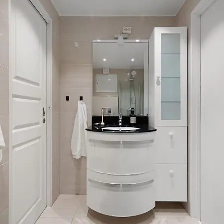 Bright And Modern Close To The Center! 2 Bedroom *