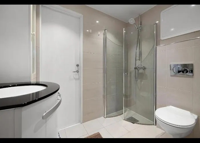 Apartment Bright And Modern Close To The Center! 2 Bedroom *