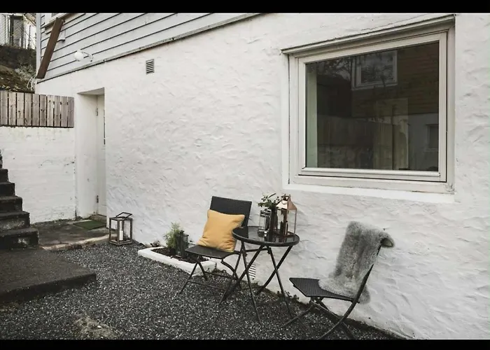 Bright And Modern Close To The Center! 2 Bedroom Apartment *